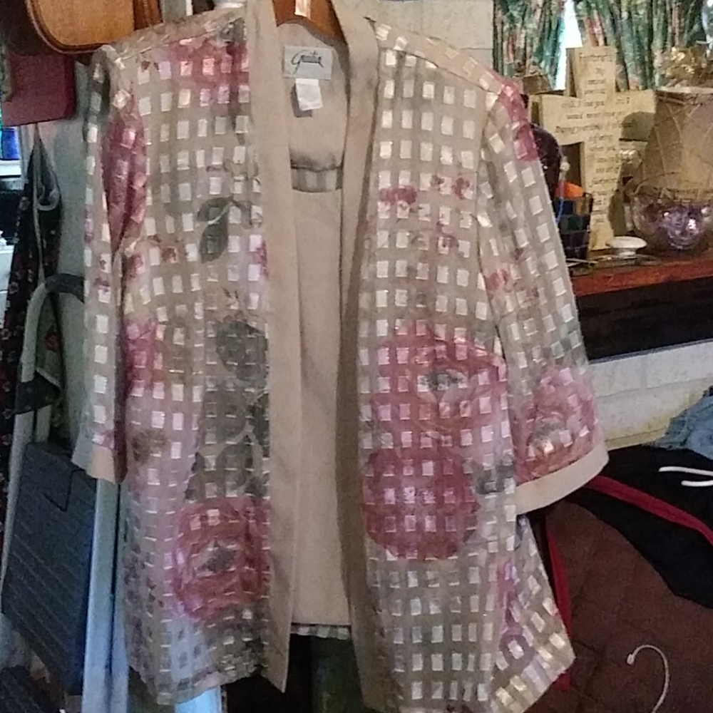 16WP Gilia gorgeous beige floral 2 pc look top